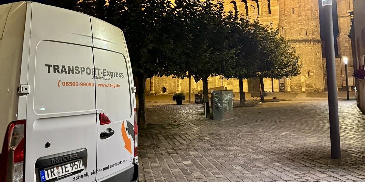 Transport-Express-Fahrzeug vor dem Trierer Dom