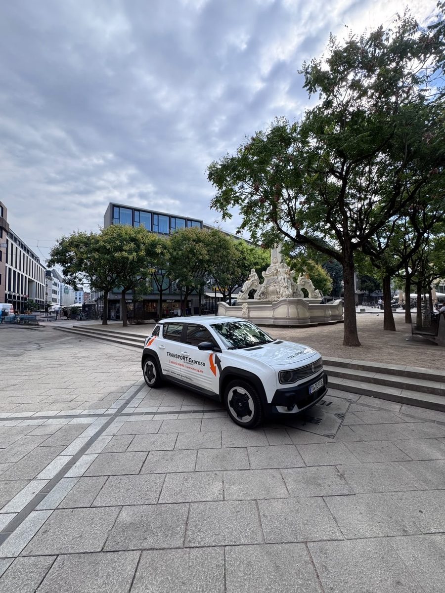Elektroauto von Transport Express am Kornmarkt in Trier