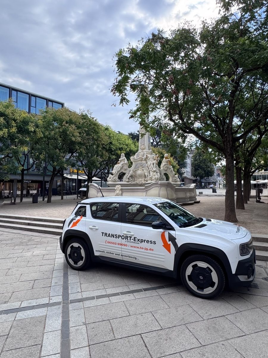 Transport-Express-Fahrzeug auf dem Trierer Kornmarkt am Georgsbrunnen